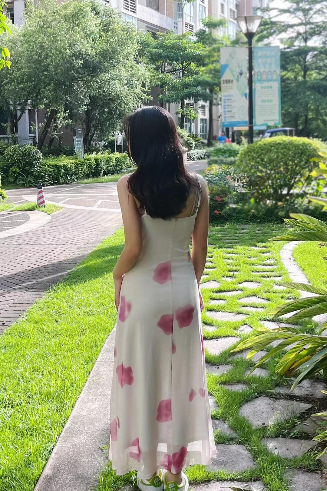 在当今在当今这个物欲横流，金钱至上的社会，有两样东西是无法买来的，第一个是健康，