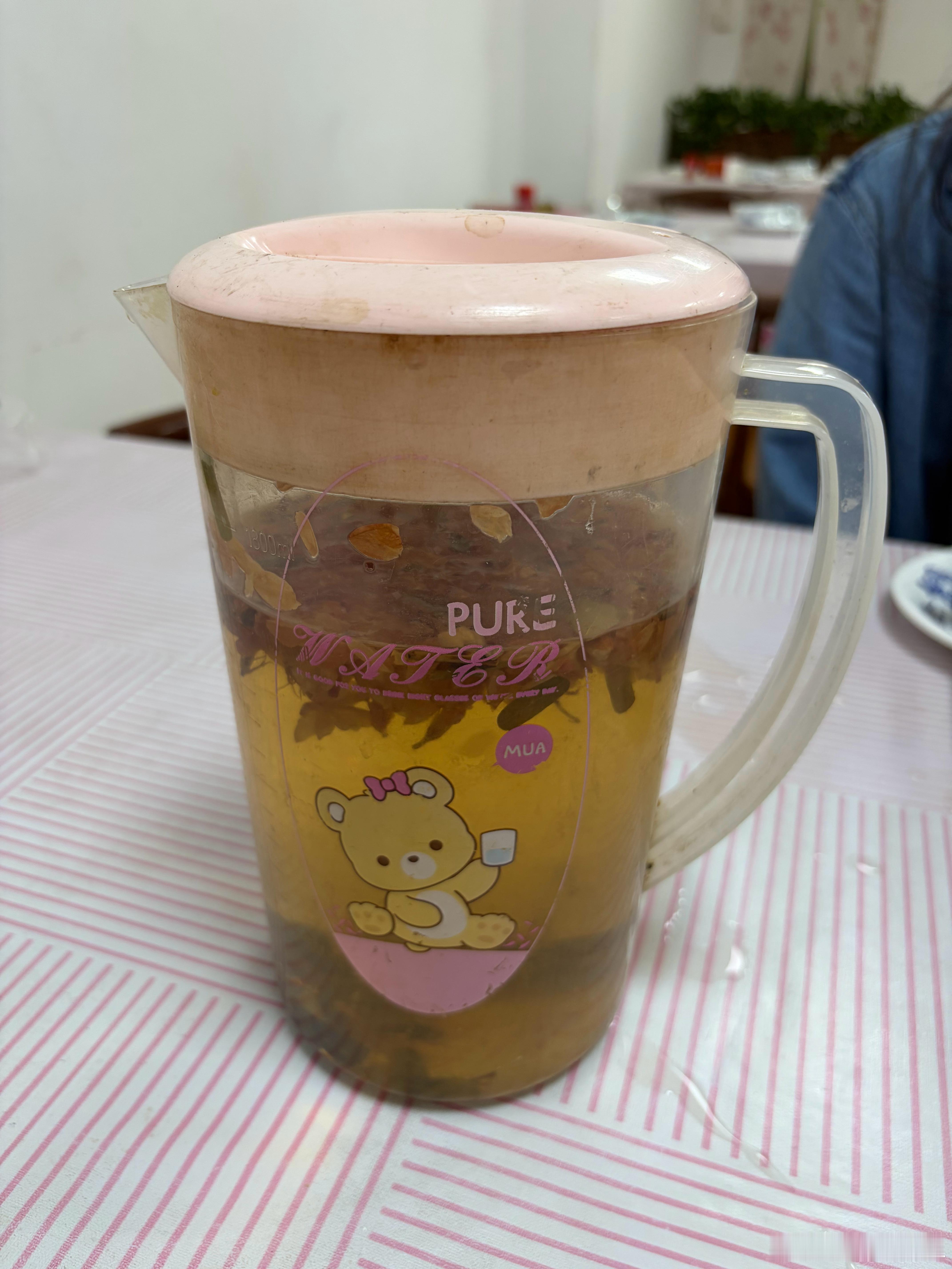广东的高档大酒店，用的都是这种茶壶。今天发烧。刚才睡了一觉，做了个噩梦。梦到发烧