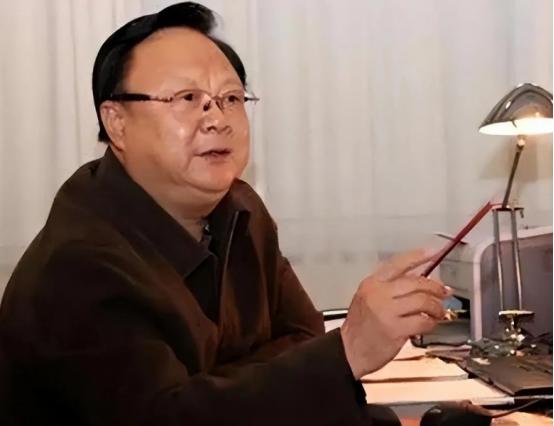 90年代初，陈光主政山东诸城，通过转让、破产、租赁、兼并，把全县90%以上的国有