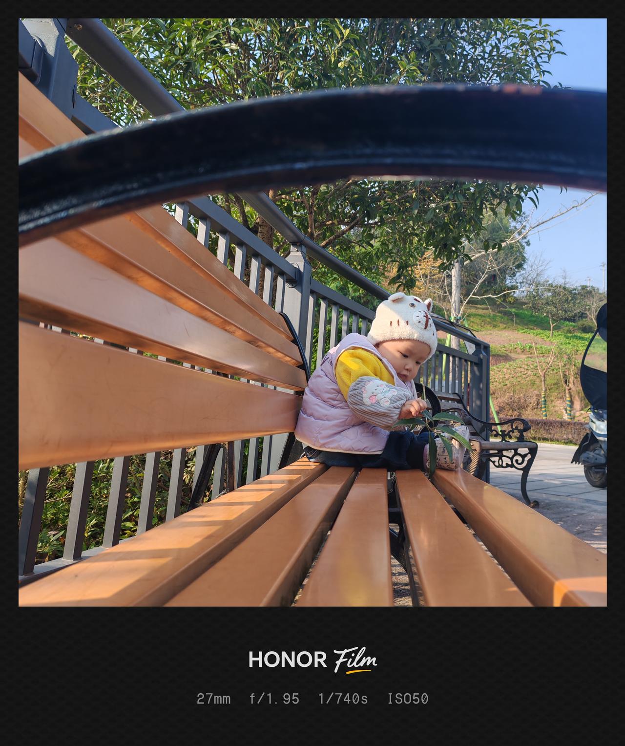 萌娃公园长椅上玩耍，阳光洒满童真时光。