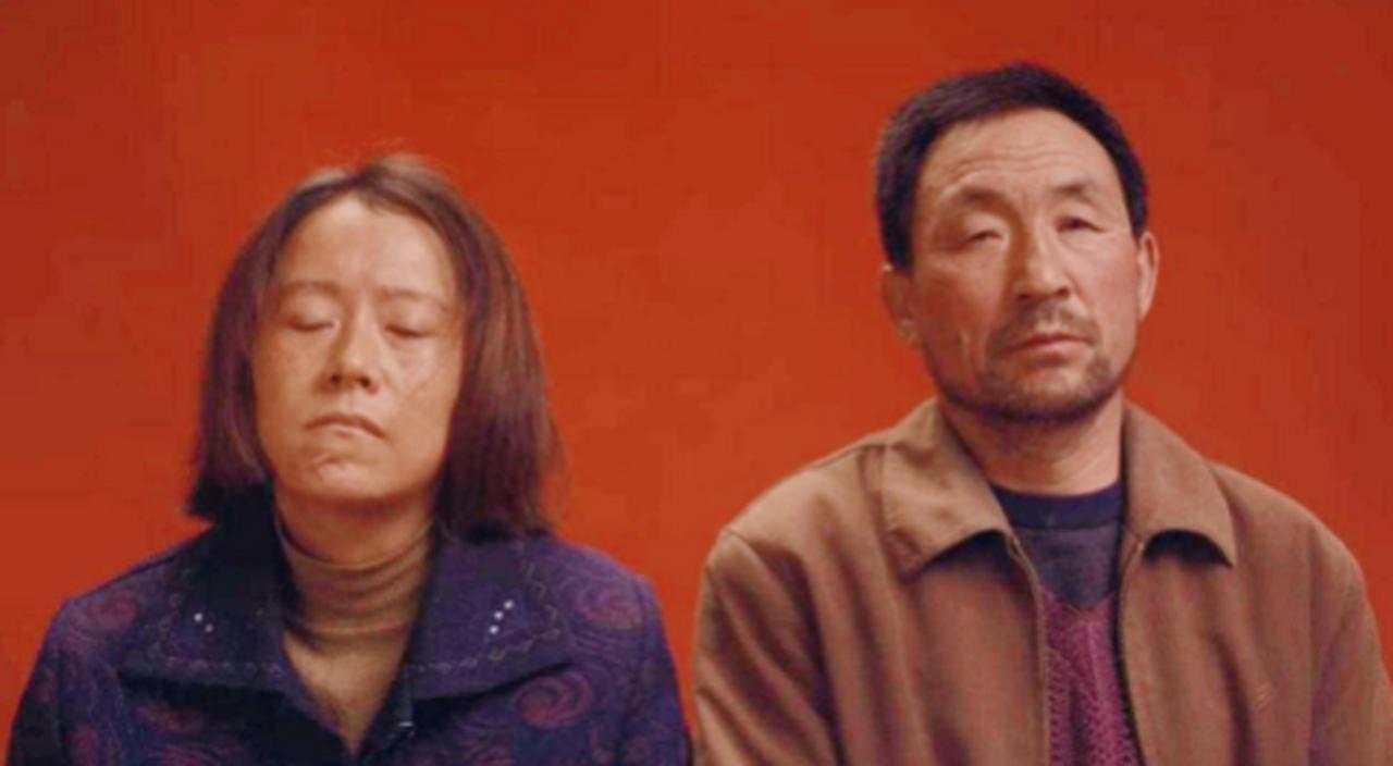 50岁的马有铁在哥哥的强迫下，娶了个不能生育、大小便失禁的女人。新婚之夜马有铁无