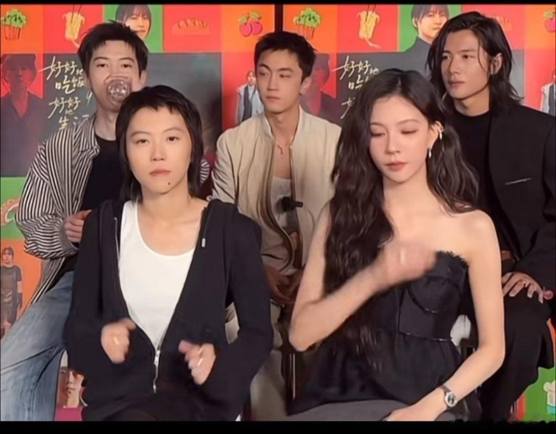 窦靖童宋妍霏手牵手遛狗 意料之外，情理之中，两人都非常有个性，互相吸引是肯定的[