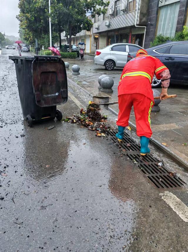 凌晨暴雨突袭！长江新区这群人默默守护全城出行
 （个人观点仅供参考，无任何不良引