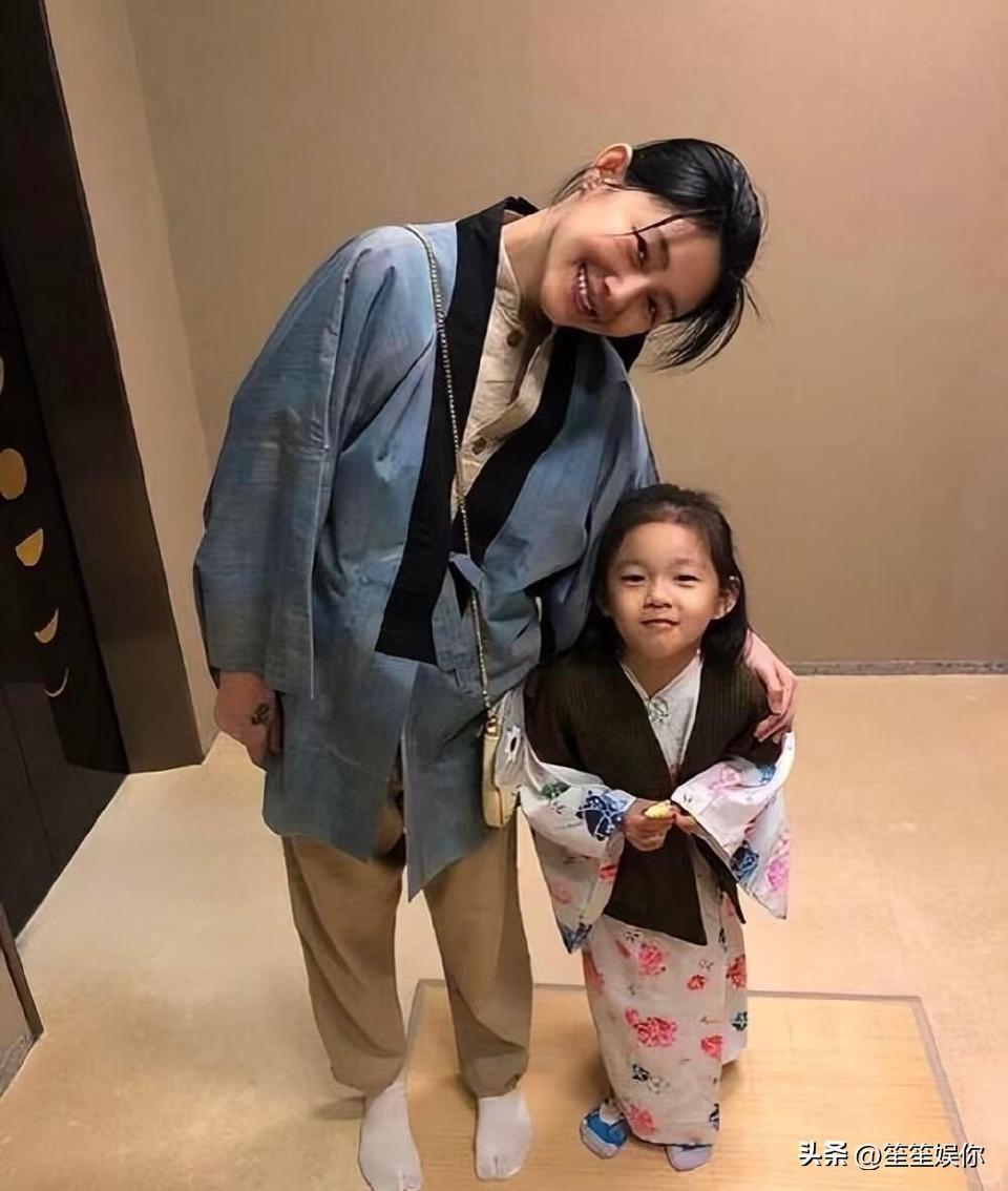 小玥儿出生在父母感情最好的时候，是大S盼望了很久的孩子，小时候得到过双亲充分的爱