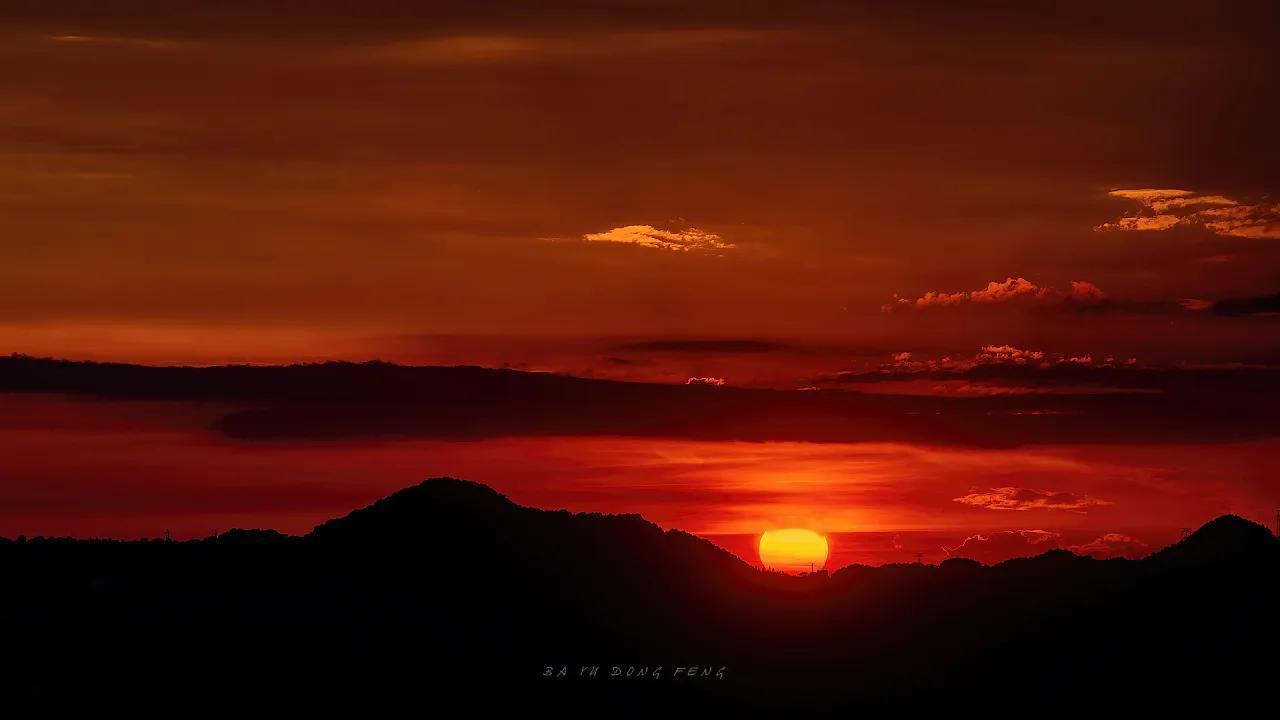 霞漫苍穹染碧天