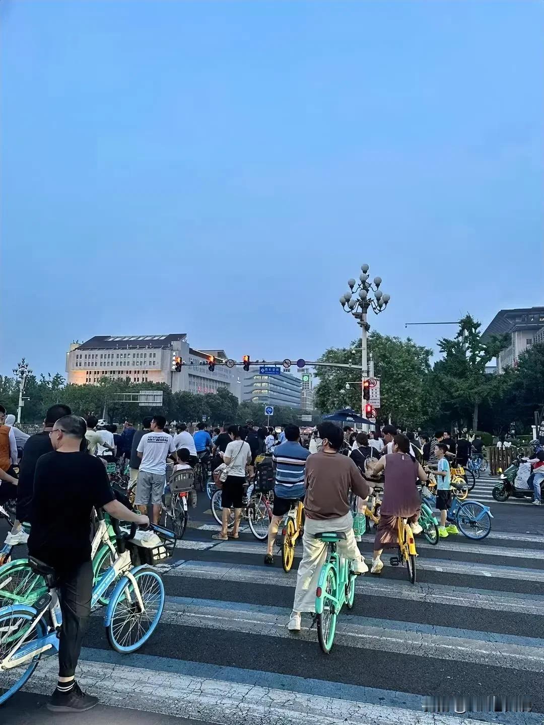 上周跟总监进行了第一轮优化面谈的85年、月薪3w+的老兄今天来找我们，表示自己接