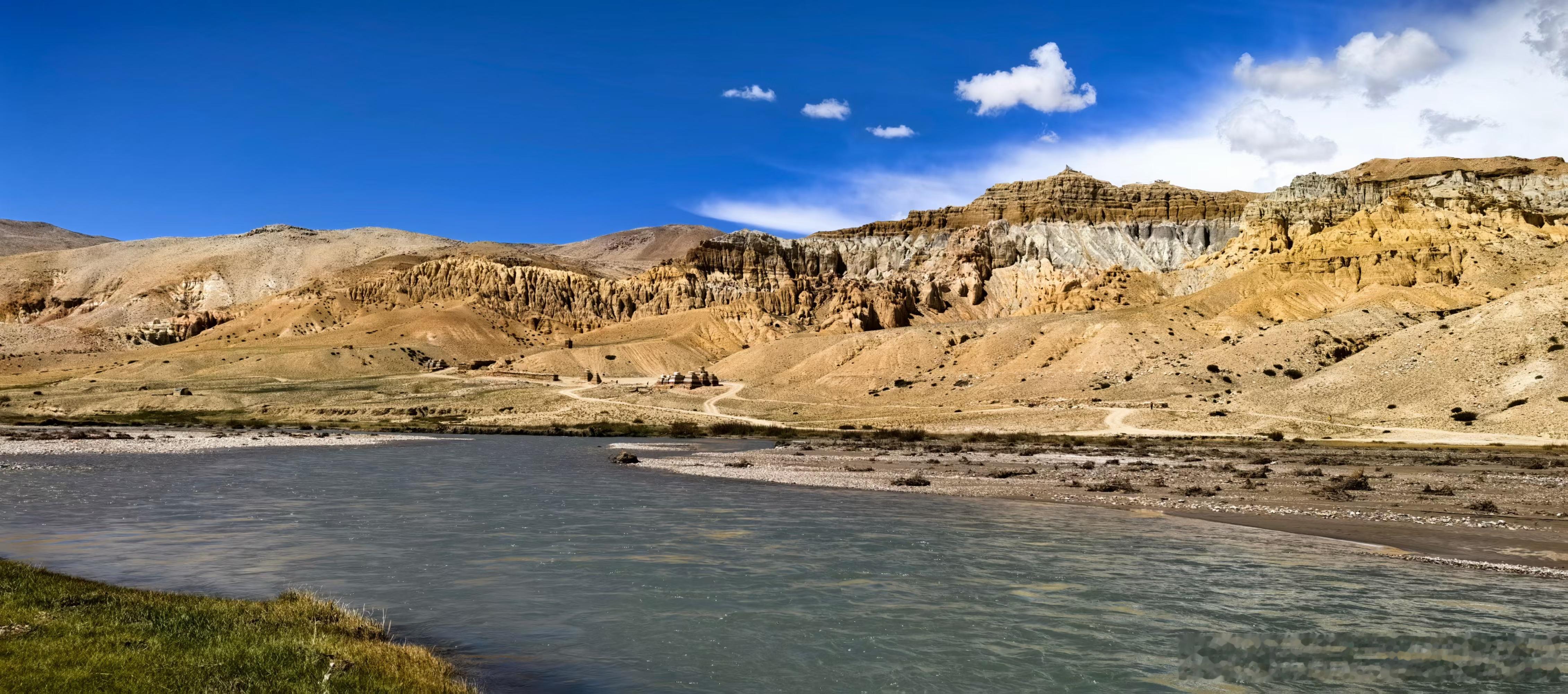 阿里地区的秘密，穹窿银城是古象雄王国的都城，建在海拔4400米的山顶，藏语是大鹏