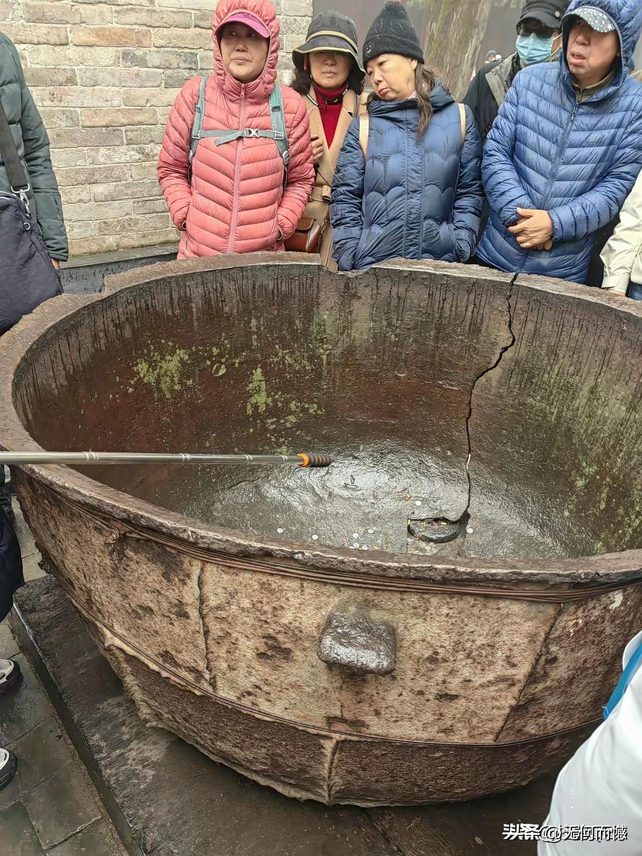 来过少林寺的人都知道，这口锈迹斑斑的大铁锅，看着不起眼，却是明代少林僧众的“干饭