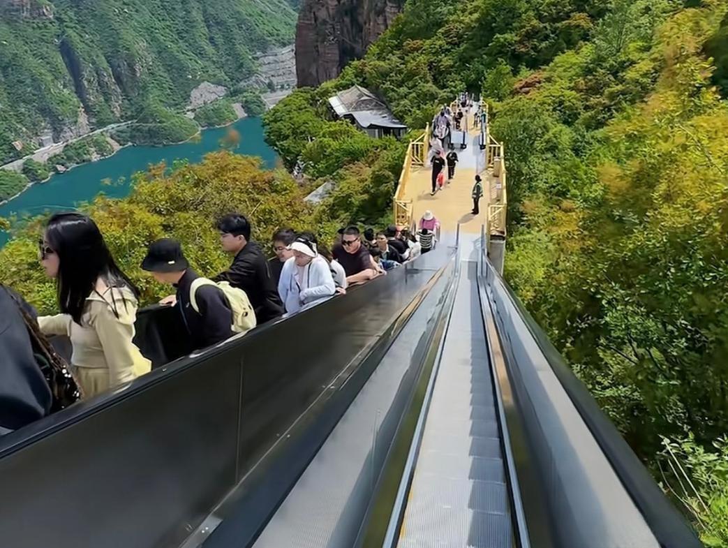 河南宝泉景区装了近30部电梯，游客能“无痛爬山”。

这操作炸锅了。以前爬山腿抖