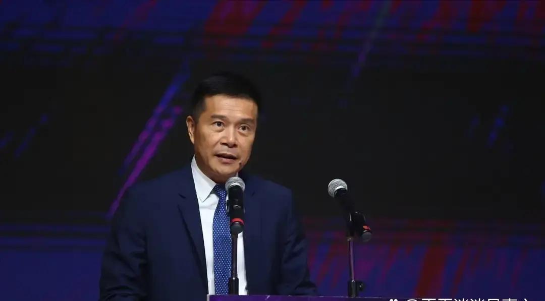广厦这场八强战打得跟渡劫似的，孙铭徽伤停，胡金秋整场坐板凳，末节塔克又跟对手起冲