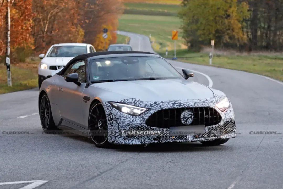 奔驰正为2021年首发的SL车型筹备中期改款。根据最新谍照，测试车前脸设计精妙调