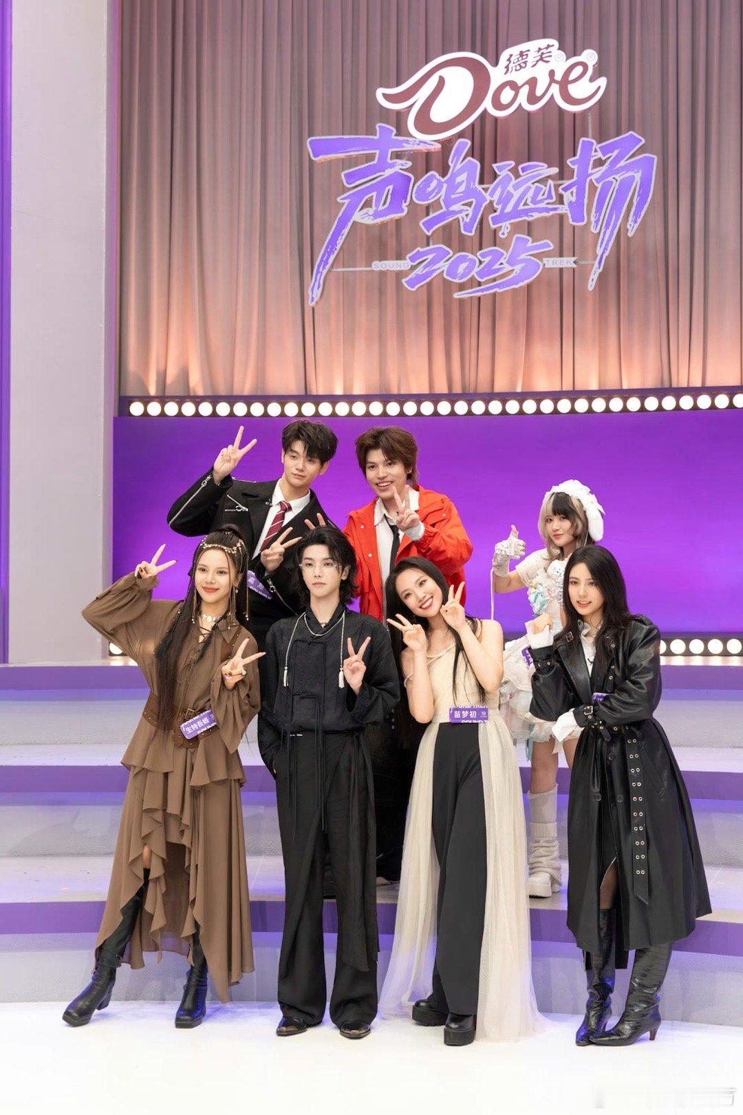 何老师小心了！夏哲轩红西装白衬衫配黑领带的激昂感言，和张远当年《快男》名场面撞款