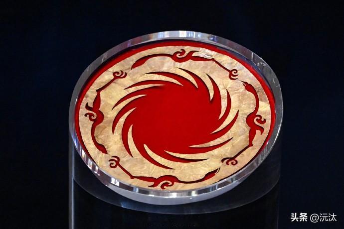 太阳神鸟金饰片是古蜀祭祀或宗教仪式的重大典礼上礼器的饰品。

太阳神鸟金饰片出土