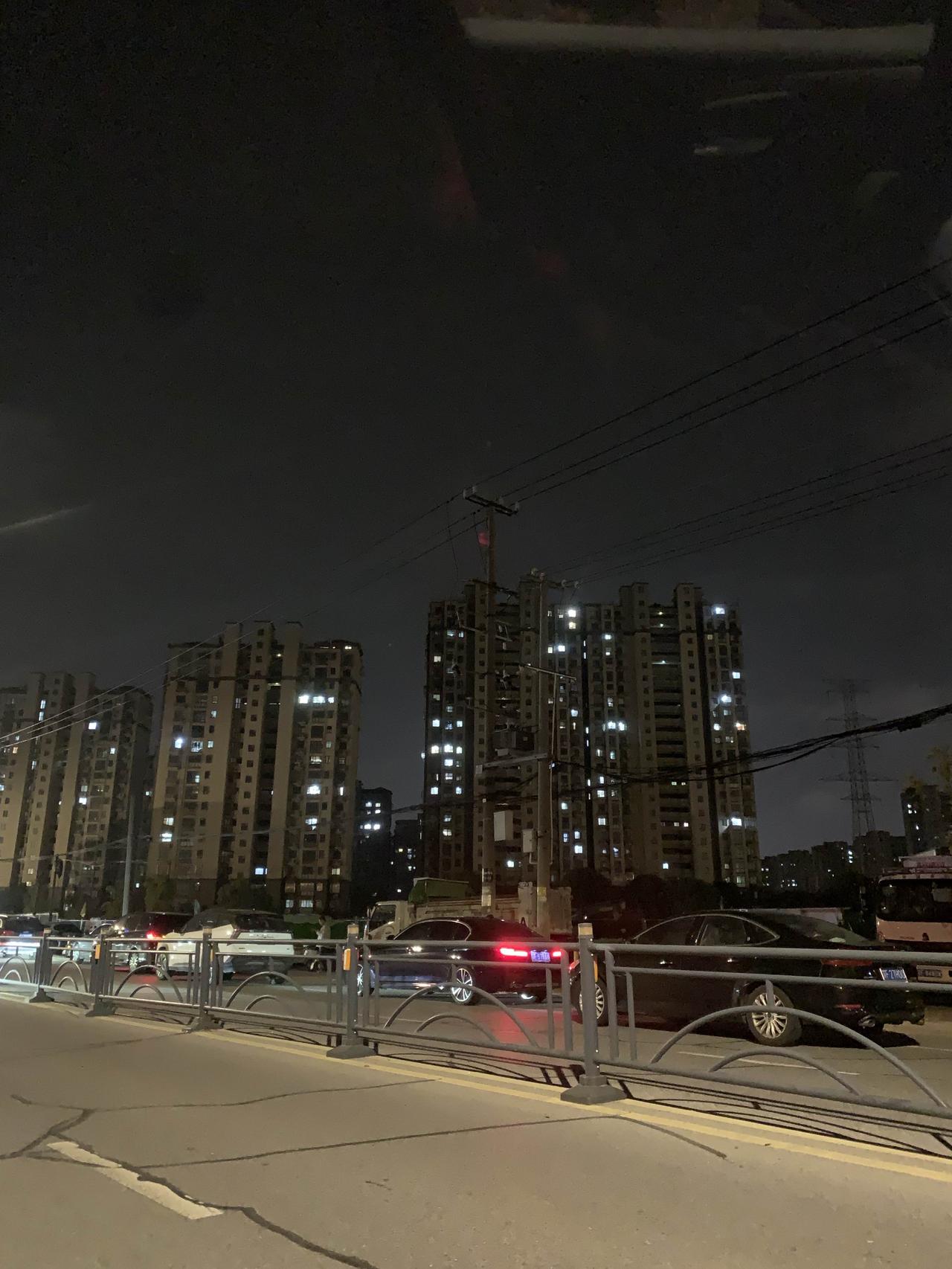 深夜驾车穿行城市，窗外高楼万家灯火亮着，车流缓缓淌过街道。每盏亮着的灯后，都藏着