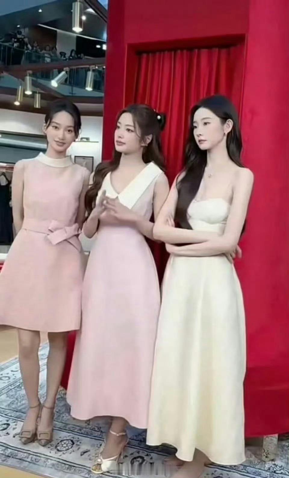 张艺凡好惨。。。因为太高就让她光脚拍合照 