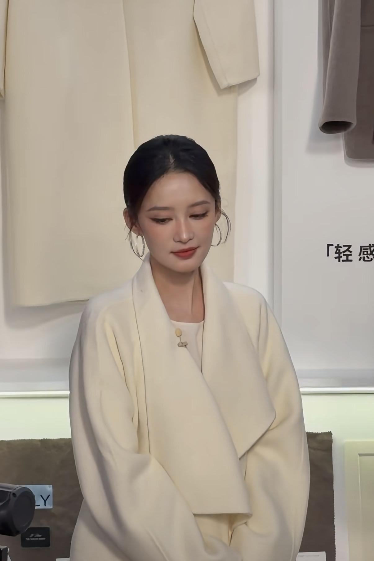 李沁最新线下活动真有气质啊！都说李沁、李一桐、白鹿三个人长得很像，我倒是不这样觉
