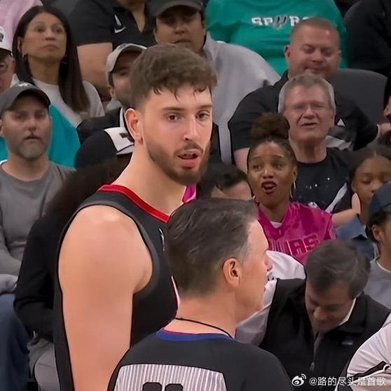 《25分惨败，火箭不敌马刺，赛后数据一清二楚，最大问题球员不是申京》比赛结果令人
