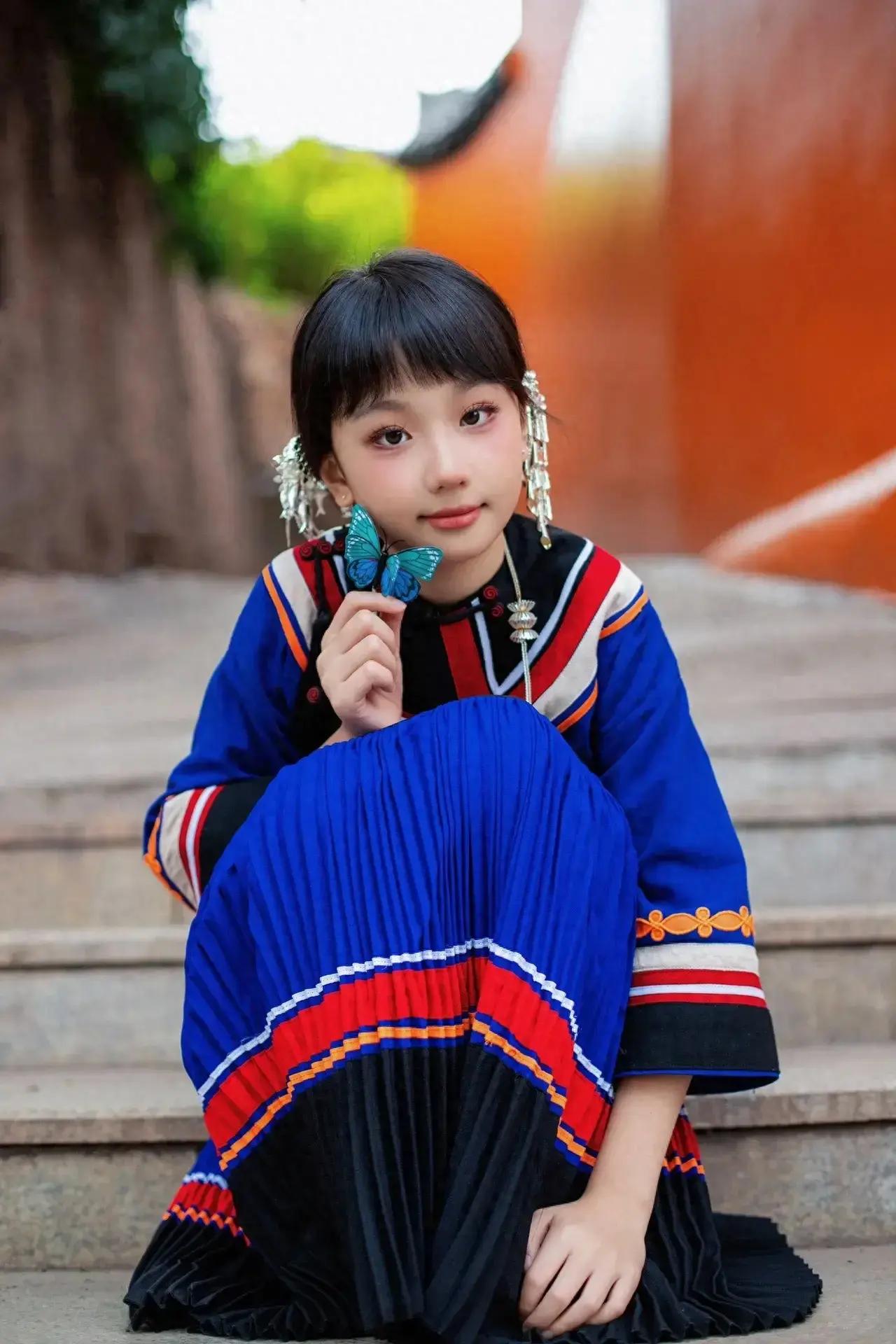 演员张丹峰的9岁女儿真是太漂亮了！她估计是整个娱乐圈，最会遗传的星二代了吧，不仅