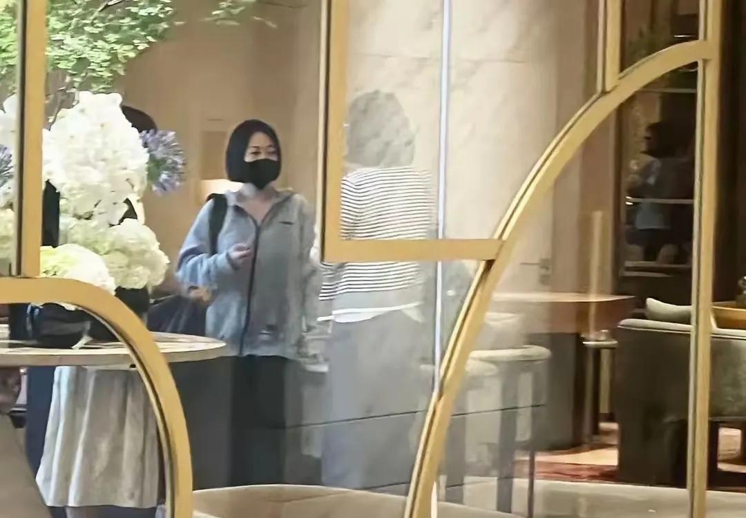 小S低调现身韩国，这是大S去世后，小S第一次出远门，而且是去姐夫具俊晔所在地，身