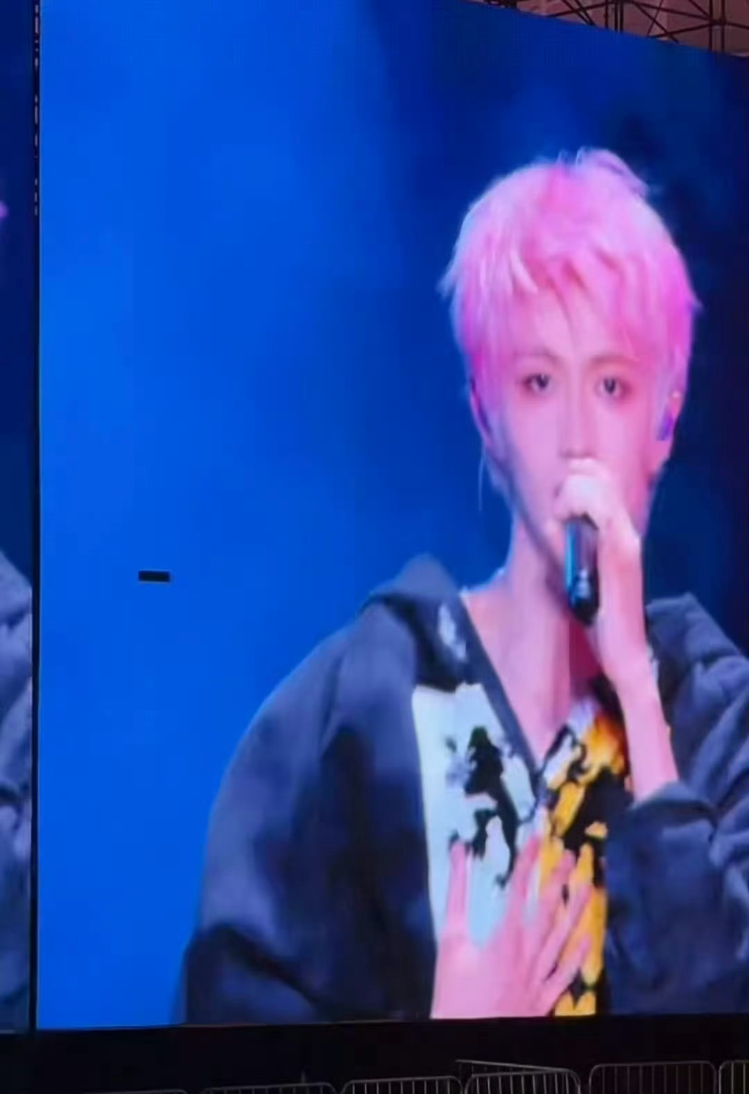 朱志鑫做了粉色头发，苏新皓做了红色美甲，对应上了！朱志鑫表现力是一种天赋苏新皓今