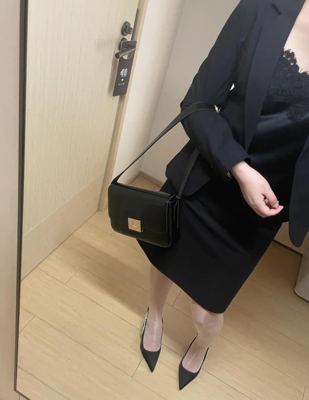 同路，但不捆绑；相爱，但不越界
两个成熟的人，最好的状态不是完全融合，而是各有各
