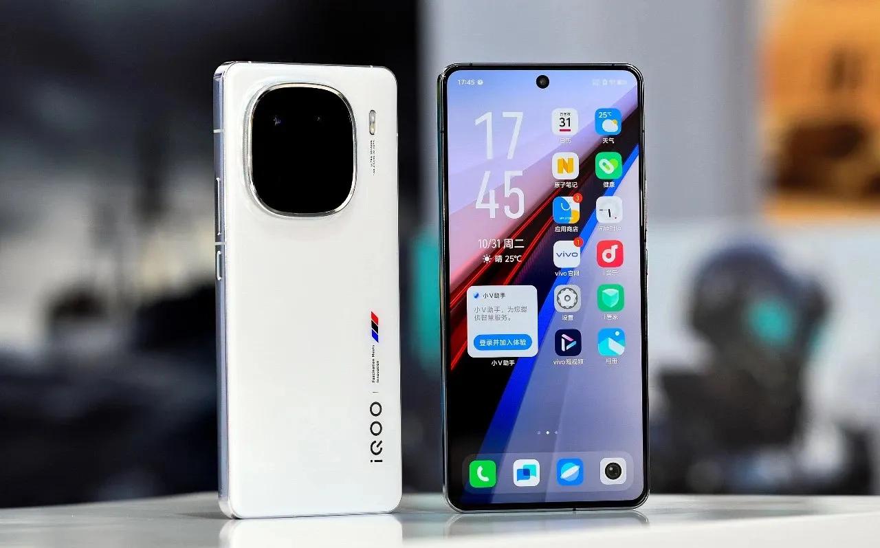 iQOO12真机照片来了，大家觉得怎么样
1：6.78英寸的直屏，直角中框设计，