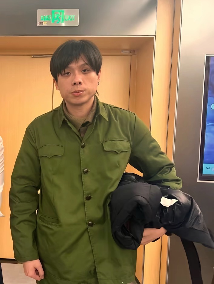 又有网友偶遇法老了！依旧质朴穿搭！法老 cr：风离情（被大禹帅死版） 