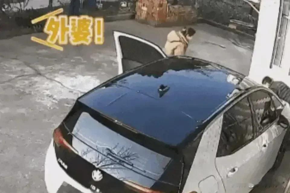 常州一女子“误”撞外婆致死事件曝光，就保险公司是否赔偿引发公众热议，不少人表示，