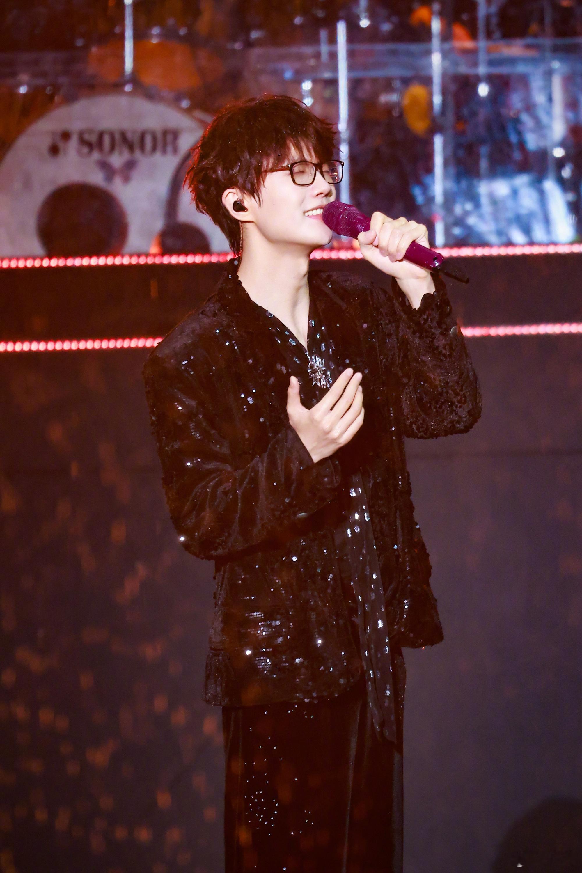 许嵩抢票千呼万唤的许嵩武汉站抢票收官，紫色灯海现场近在眼前。杭州场人气持续爆发，