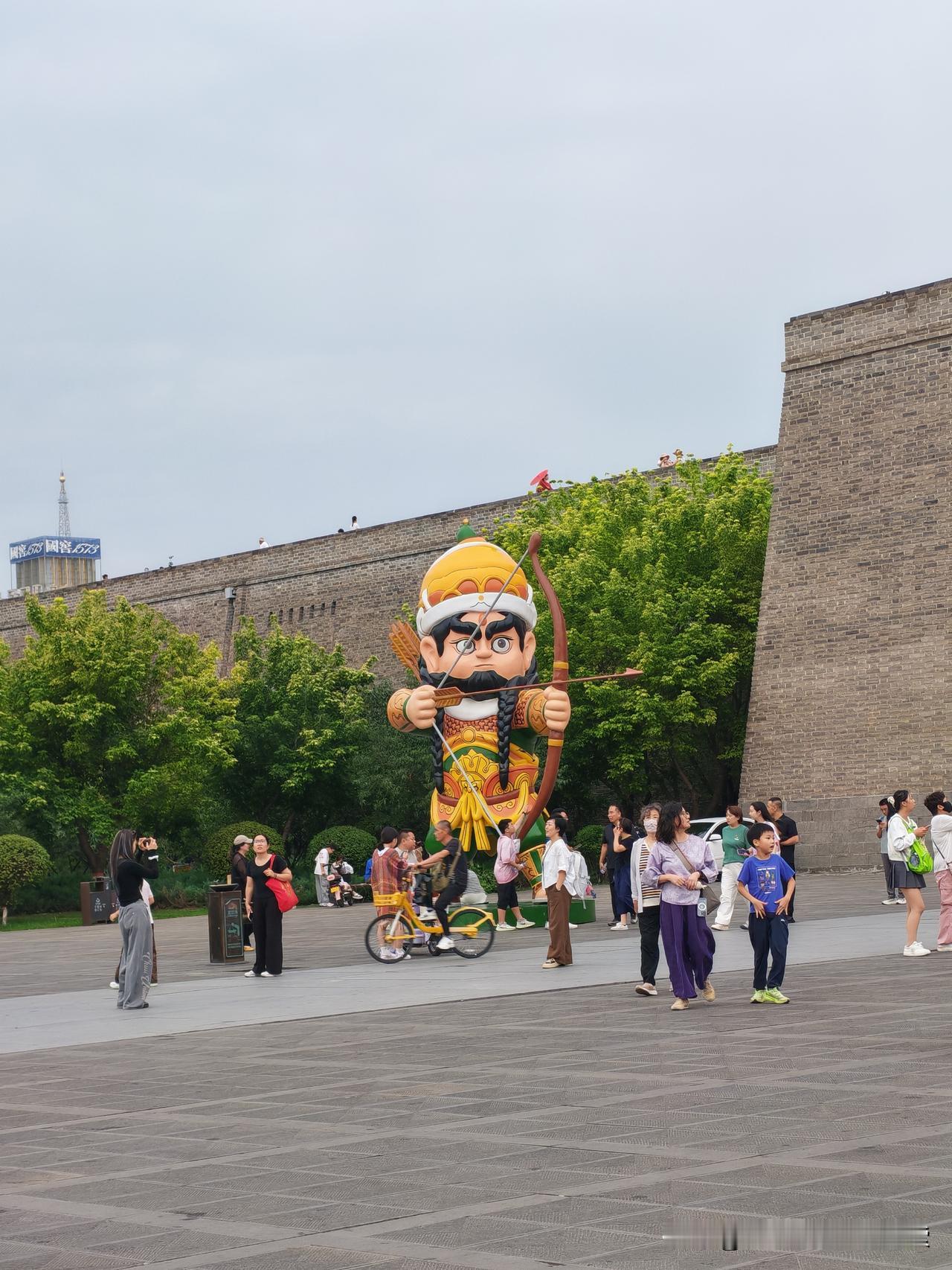 来北京，北京烤鸭、爆肚、驴打滚可太值得一试了！北京烤鸭，那片得薄如蝉翼的鸭皮，裹