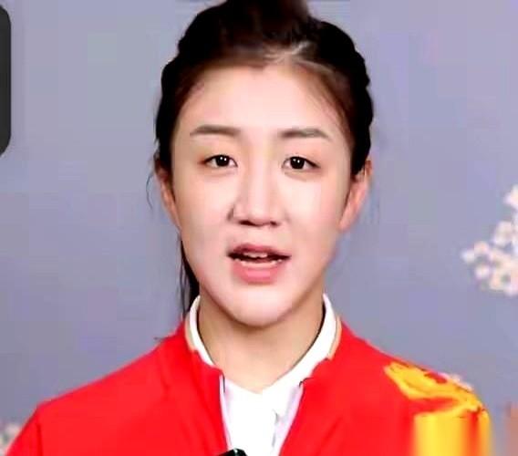 “我最烦跟男的打球。”
“他们的球又重又快，一直在打我，打得我脑子疼，心里发怵。