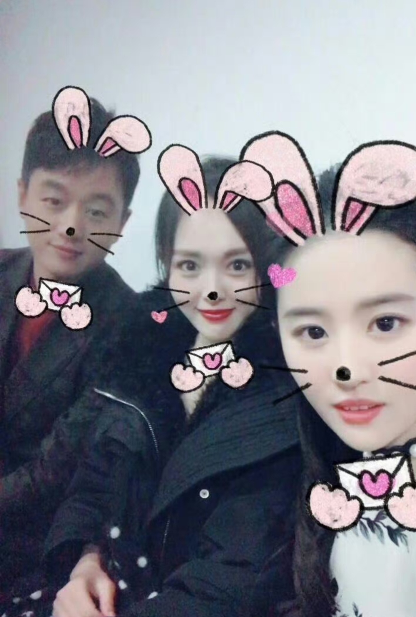 #唐嫣刘亦菲佟大为早期合照#那会佟大为好青涩，唐嫣刘亦菲没什么变化！ ​​​