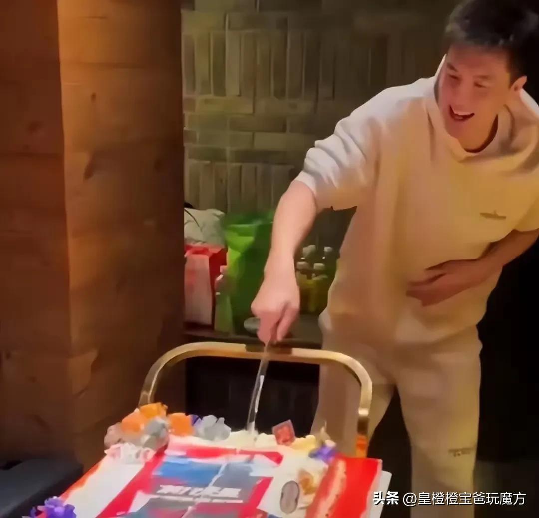 郭艾伦尽地主之谊请广州全队在沈阳西塔吃烤肉 还买了一个大蛋糕！[呲牙]但是今天晚