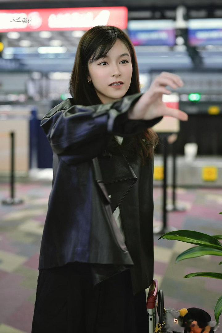 谁懂文咏珊港女下江南的震撼感文咏珊漫游富阳富春江畔 文咏珊今日杭州富阳活动状态，