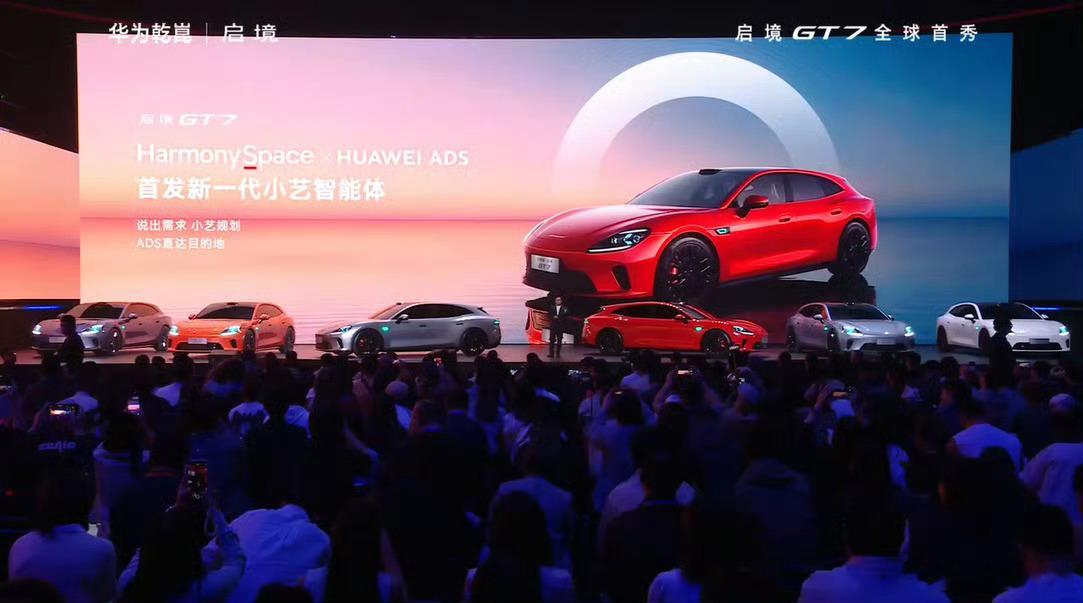 这个车看起来还可以啊，搭载了华为全维主动安全等四大安全系统。这一技术输出的深度与