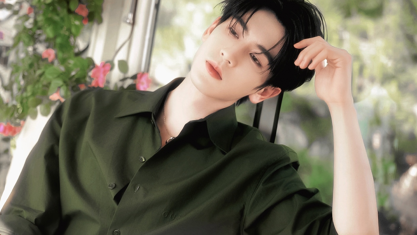 来咯像春日初绽的铃兰，张凌赫的笑靥悄然晕染时光，将平凡日子酿成清甜的诗行。 