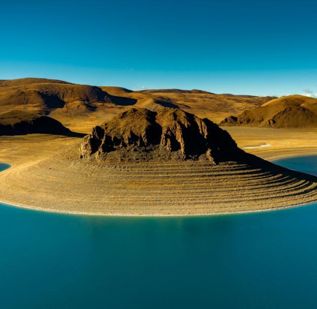 《钱当然重要，但别让它把你“牵着鼻子走”》
我越来越相信一句话：
钱是工具，不是