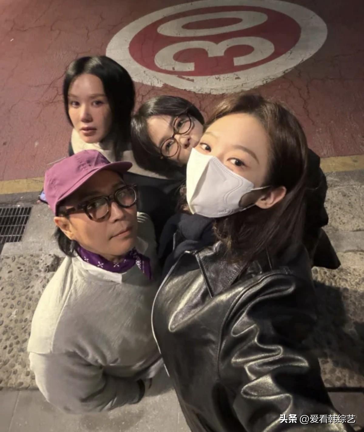 15日，演员严正花在Instagram上传了多张照片。照片中，严正花与姜敏京、作