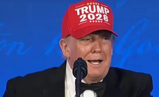 语不惊人死不休！最近特朗普在白宫记者晚宴上，戴着专属的2028竞选主题帽子，公开