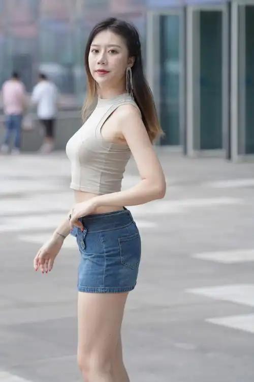 1. 人与空间的“化学反应”
街拍的核心不是人，也不是城市，而是二者相遇时的状态