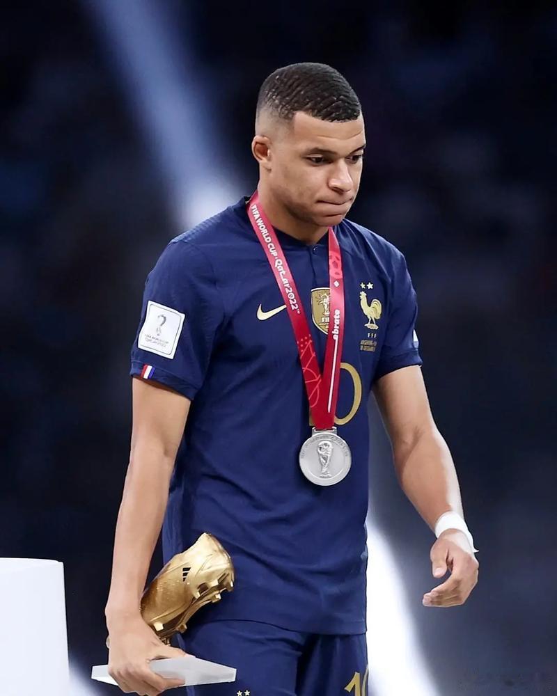 姆巴佩膝伤反复数月，保守治疗效果不佳，小手术成备选方案据西班牙六台记者Juanf