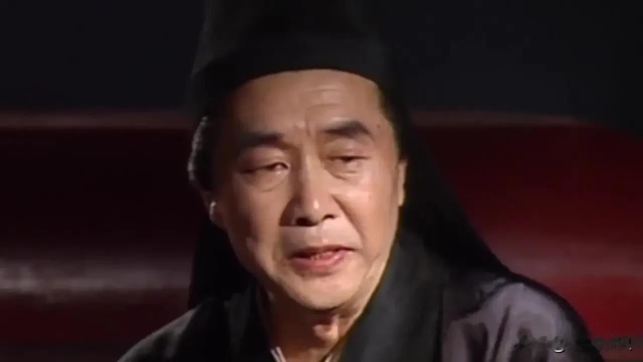 洛阳城的夜，比往常更黑。大将军府的烛火忽明忽暗，何进攥着密诏的手沁出冷汗。案几上