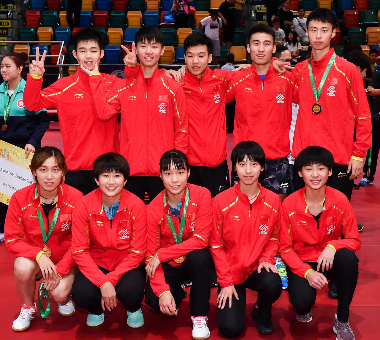 这张照片摄于2018年国际乒联青少年巡回赛的颁奖典礼：前排我只认出了钱天一，石洵