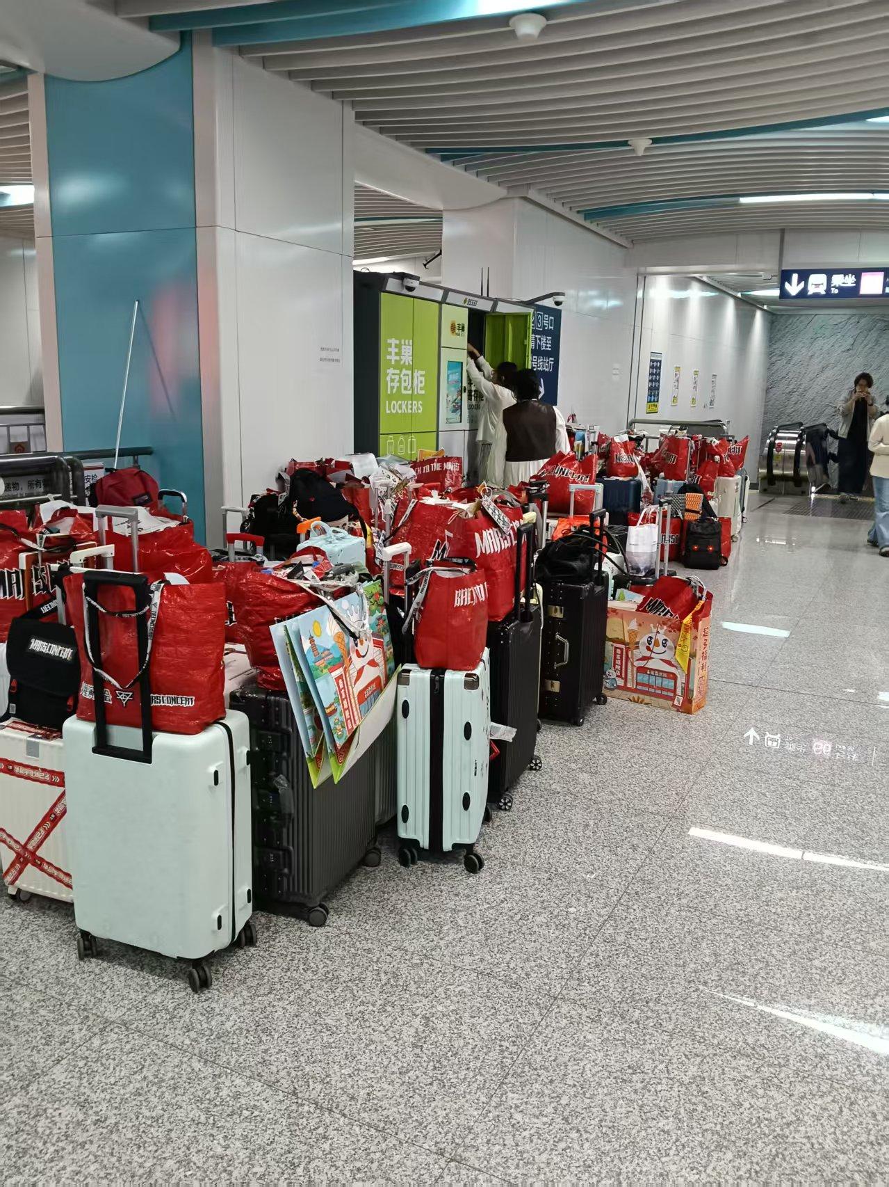 国庆假日，南京街头一道最亮丽的风景线，就是外地游客在地铁站，火车站，将随身携带的