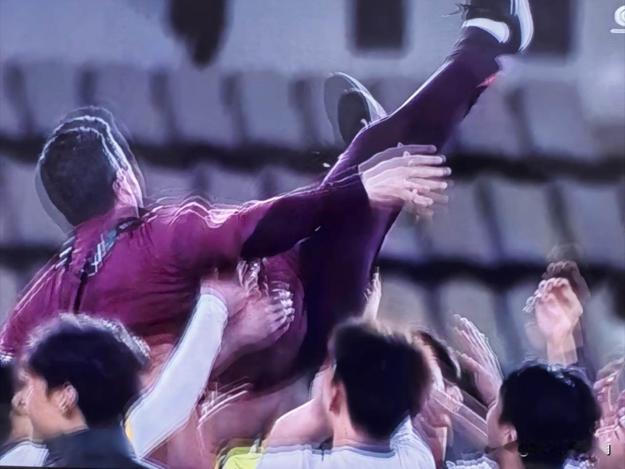 每个人指教都有他自己的特点，有人善于防守，有的教练又善于进攻。
头一次看见像安东