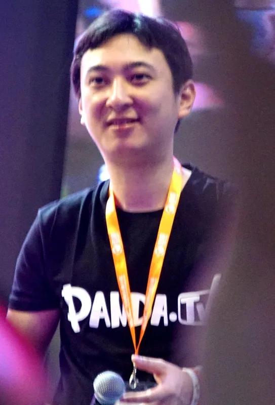 【？答案惊呆你！】💥

▶️初始资金：王健林给的5亿"练手费"
▶️现在身家：