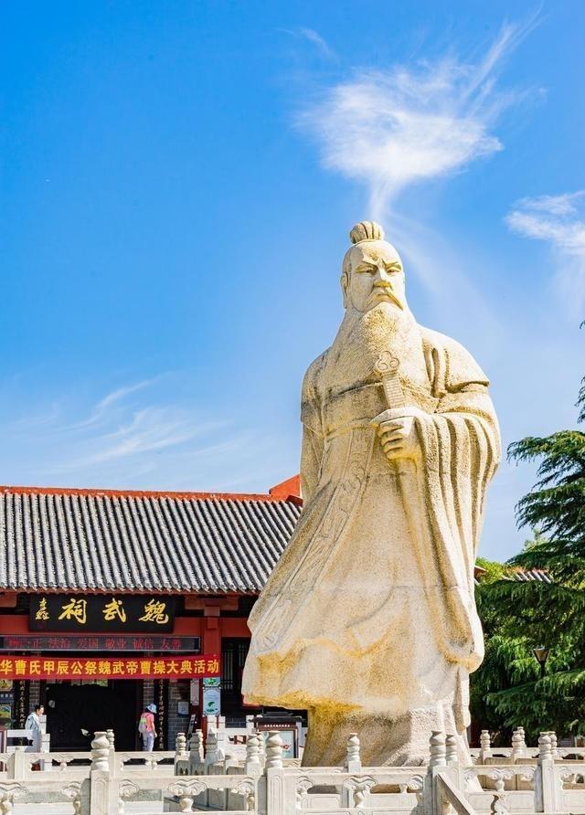 曹丕篡权后没杀汉献帝，原因有三。其一，曹操影响大。曹操权倾朝野，却一直以汉丞相自