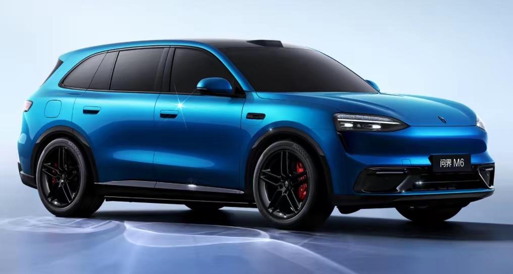 华为今天这场发布会，把汽车圈的技术底牌一口气亮了个遍。
九款鸿蒙智行新车同台——