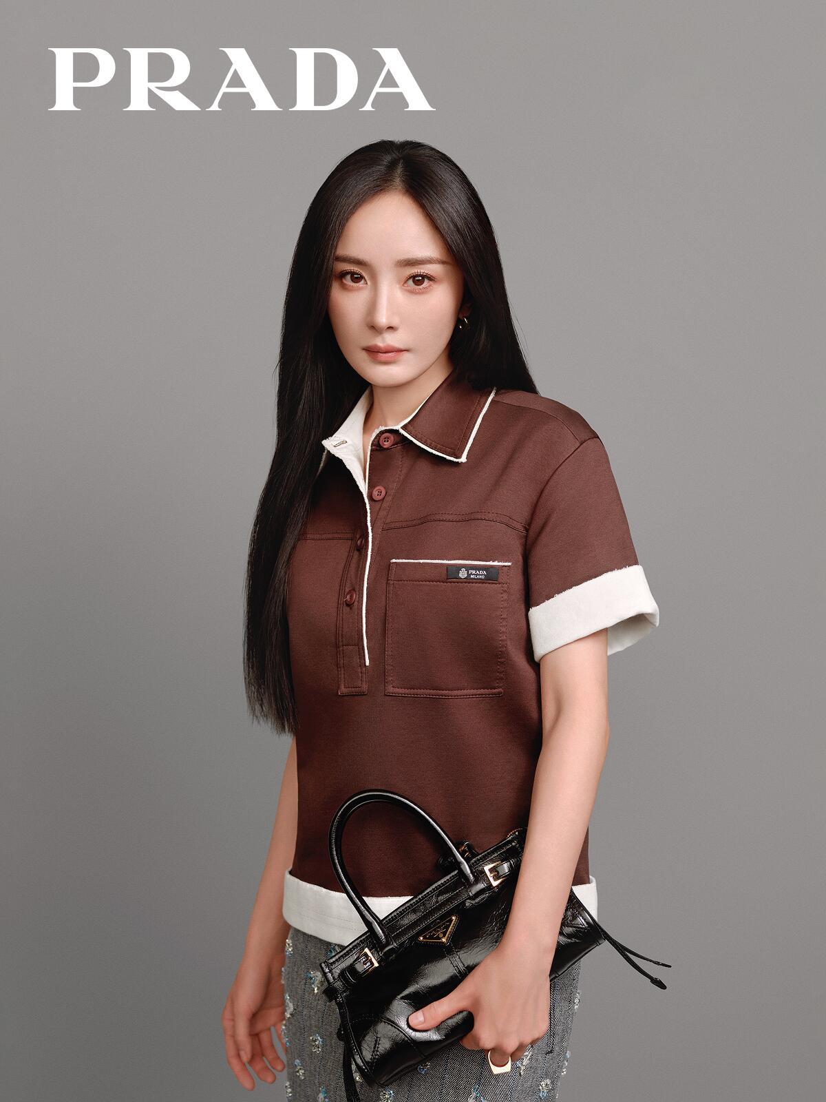 杨幂全球同步官宣PRADA品牌代言人，无缝衔接蓝血高奢合约，穿普拉达的女王来啦 