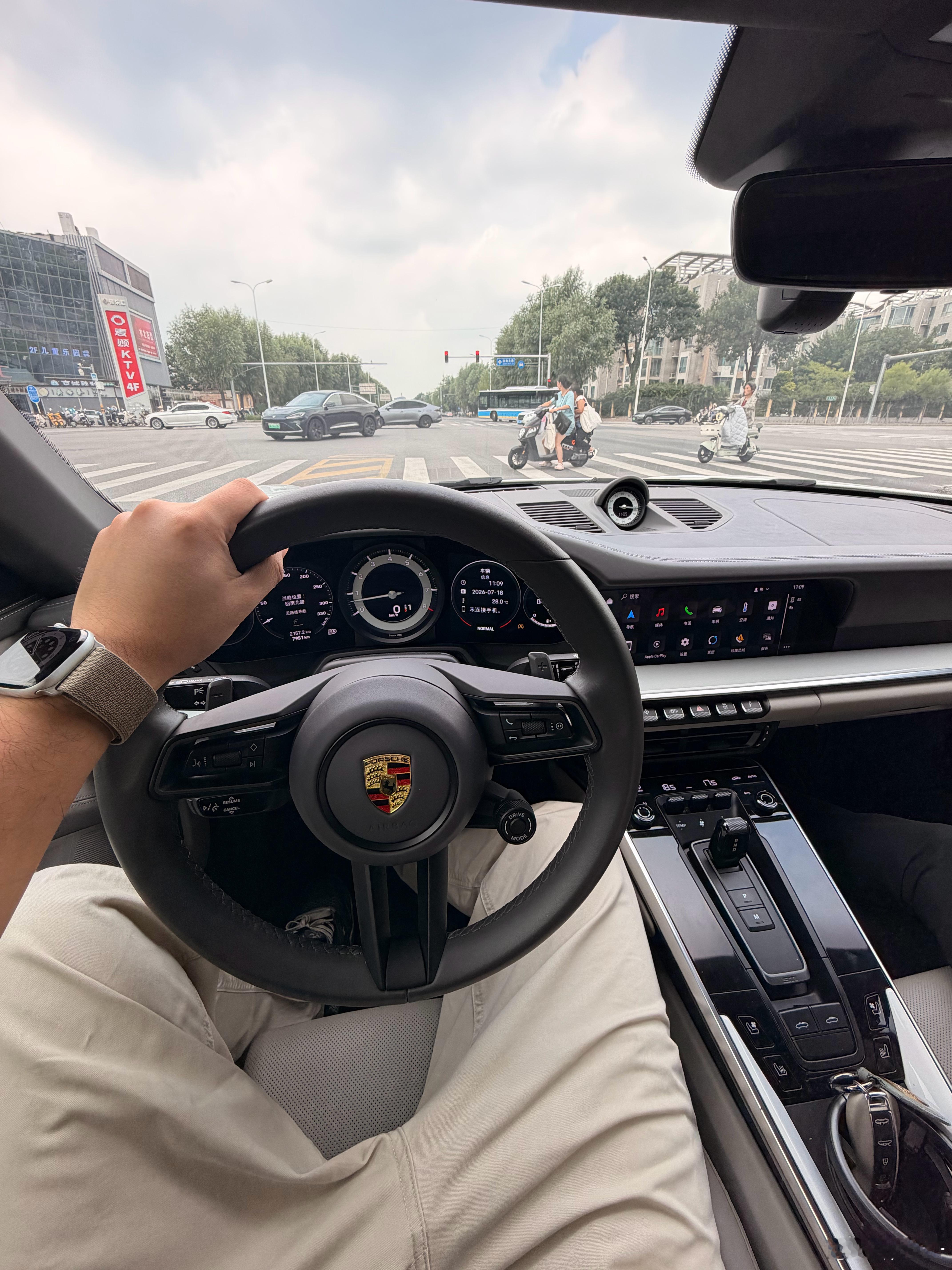 今天开一台超帅的车出门得先去洗个头的那种帅